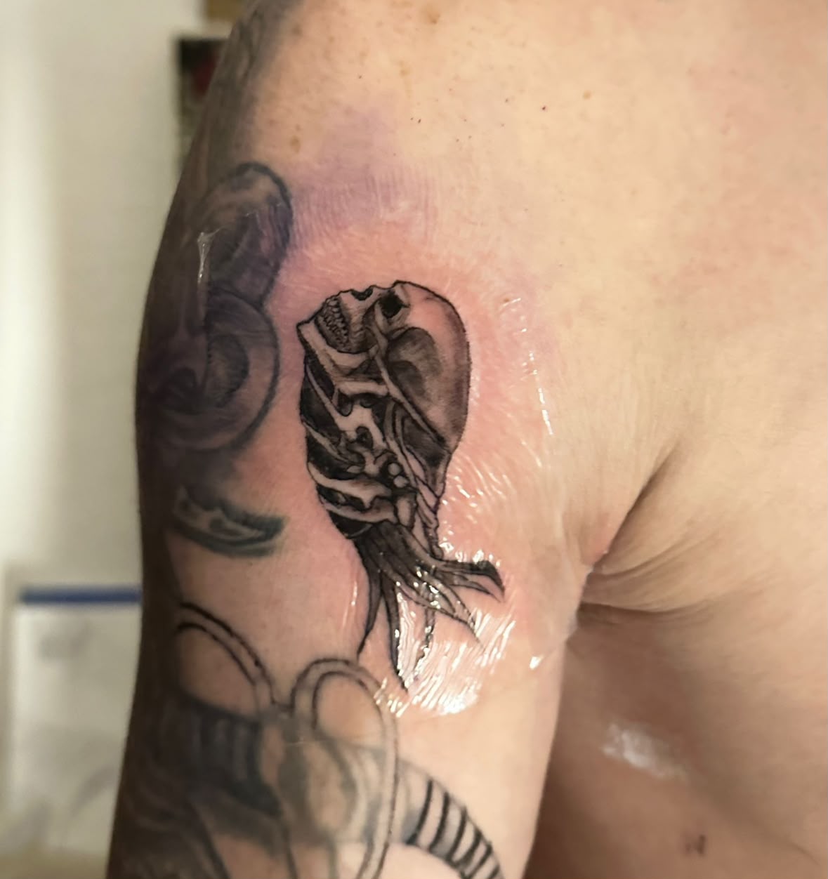 Cyber-Sigilism-Tattoo an der Schulter
