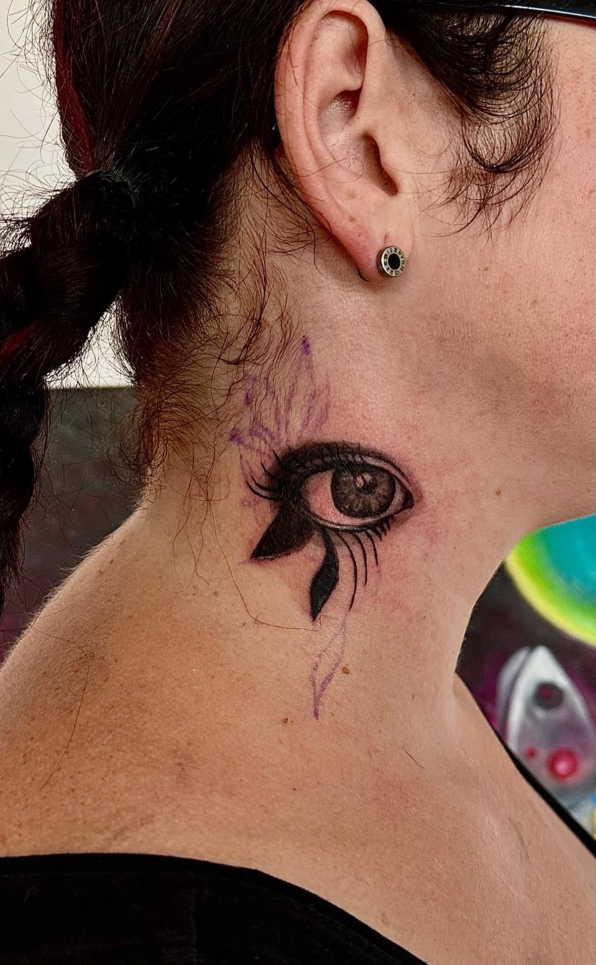 Realistisches Auge-Tattoo im Nacken
