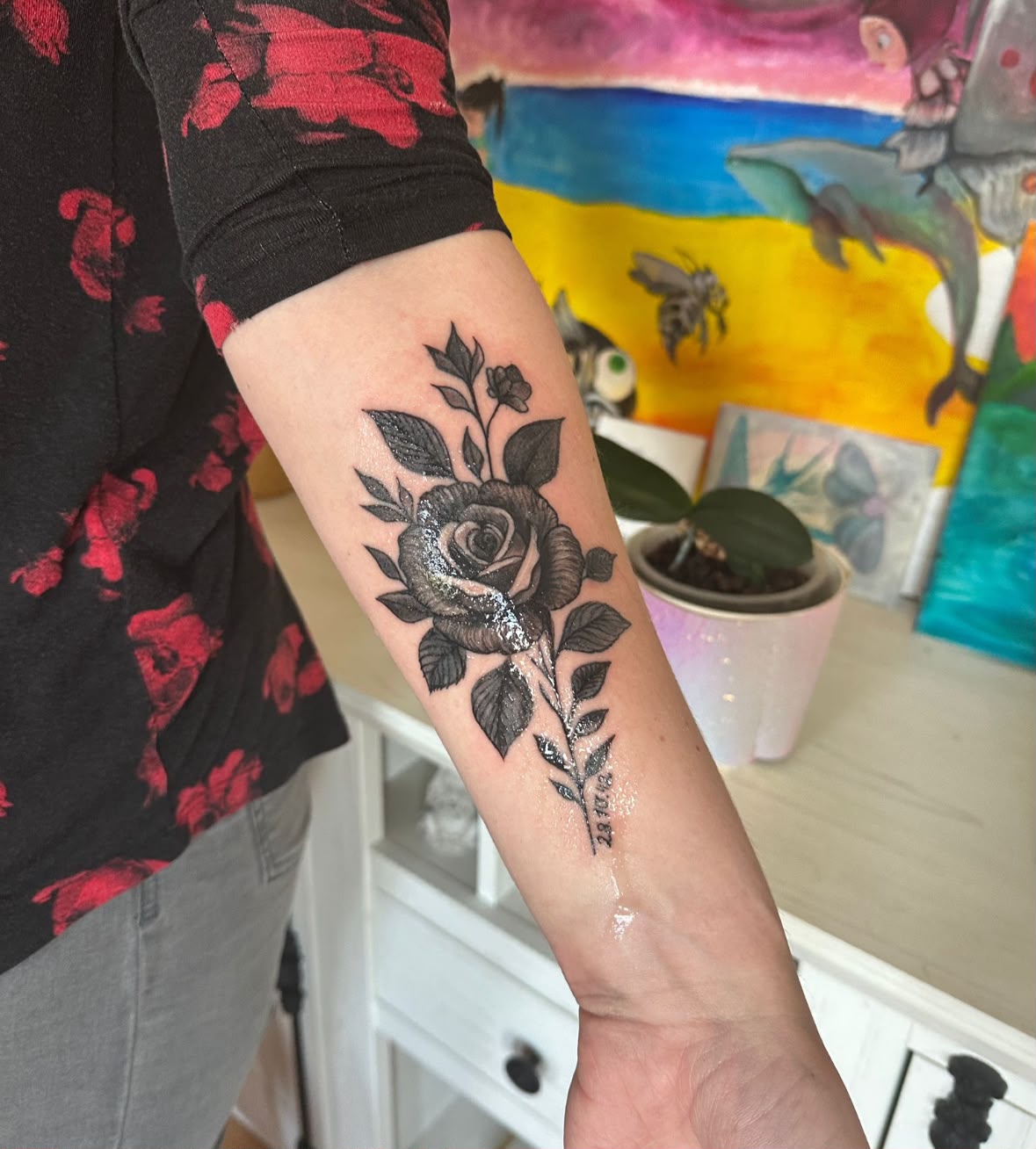 Realistische schwarze Rose mit Datum am Unterarm