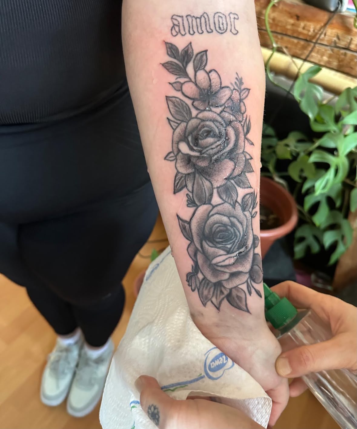Realistische Rosen mit Schriftzug am Unterarm