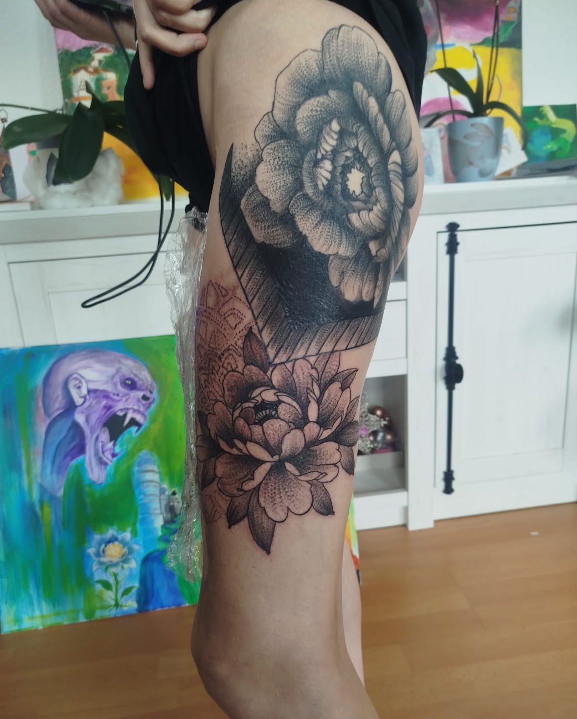 Dotwork-Mandala-Blume am Bein