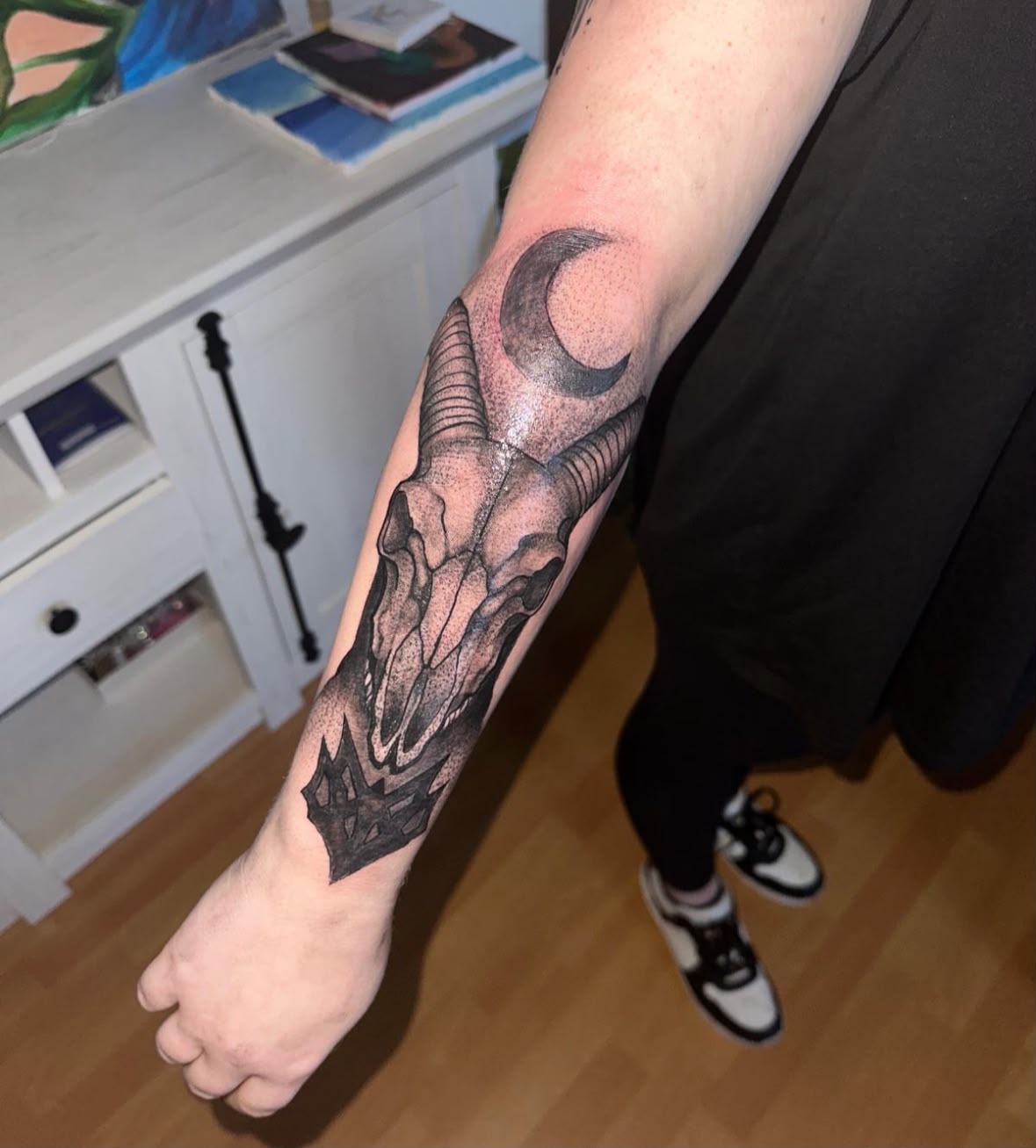 Widderschädel mit Mond im Dotwork-Stil am Unterarm