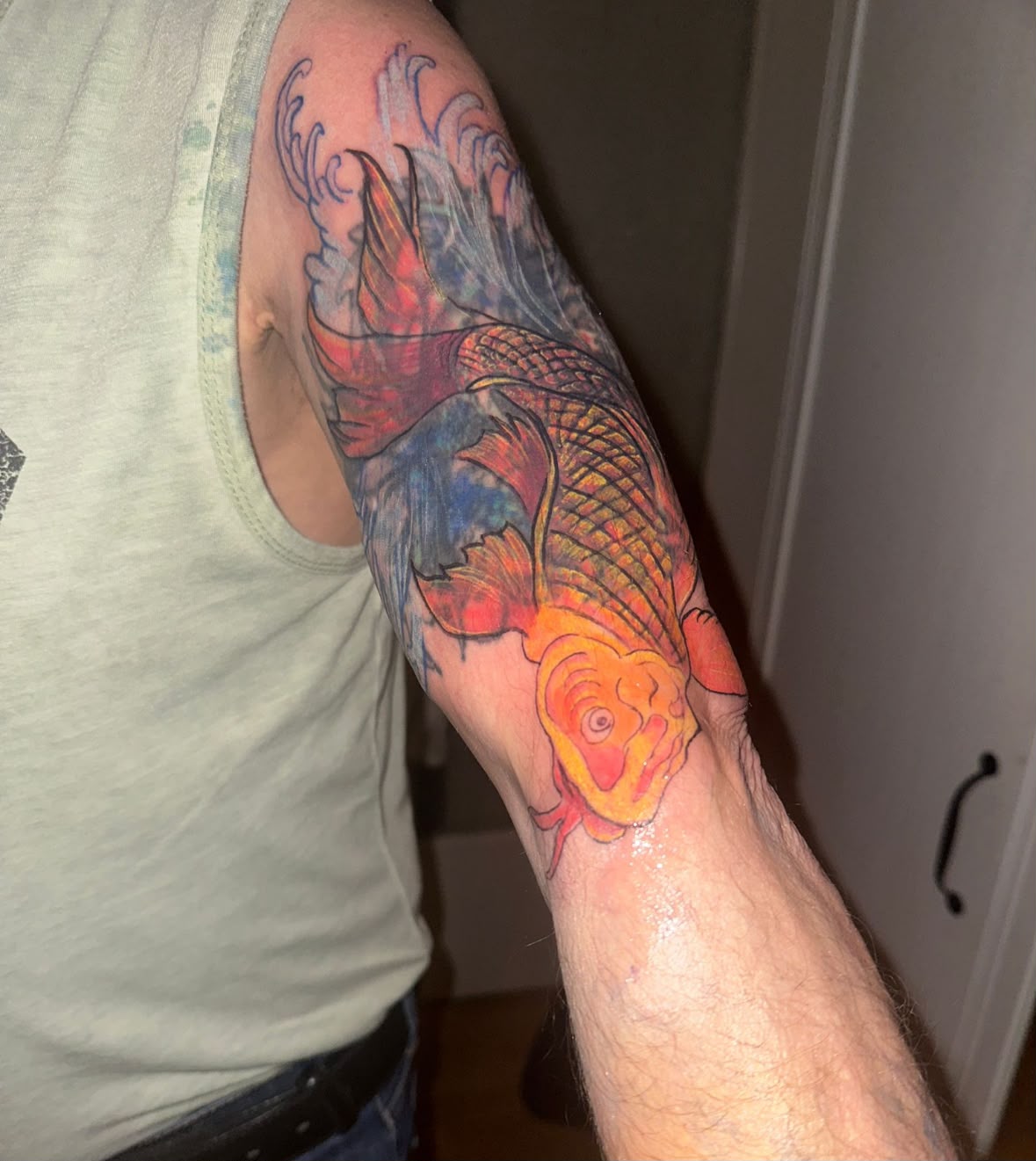 Farbiges Koi-Tattoo im japanischen Stil am Oberarm