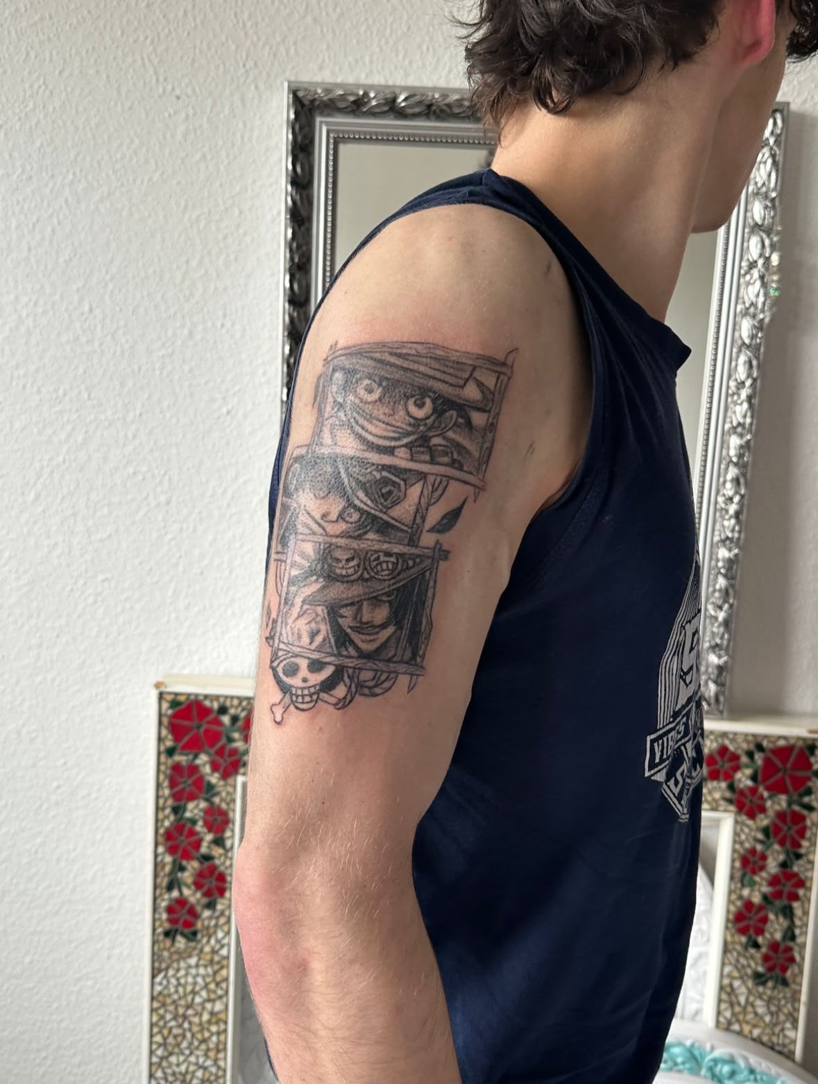 Illustratives Portrait-Tattoo im Rahmen am Oberarm